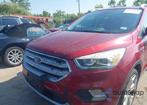 2018 Ford Escape Titanium z USA, uszkodzony, nr VIN 1FMCU9J9XJUB20994